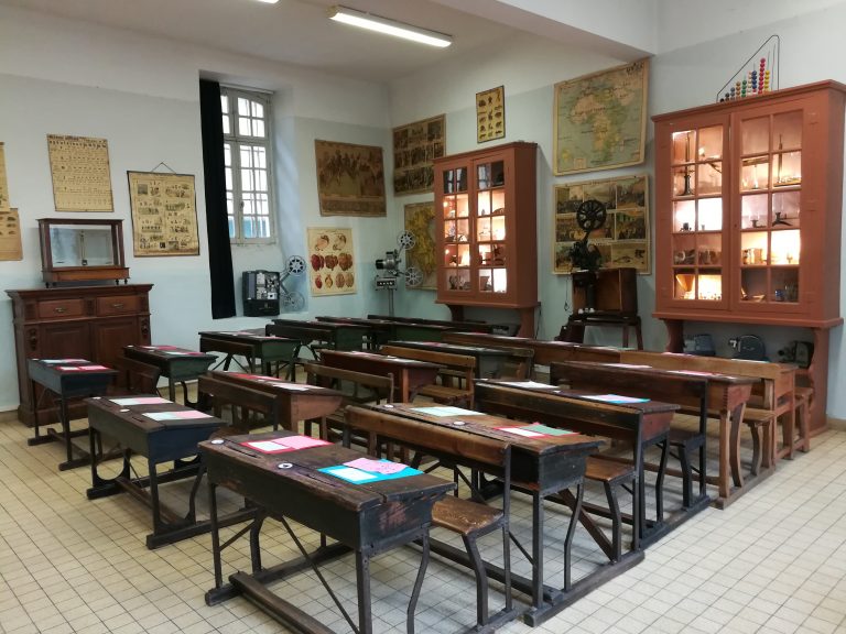 Une salle de classe du musée de l'école