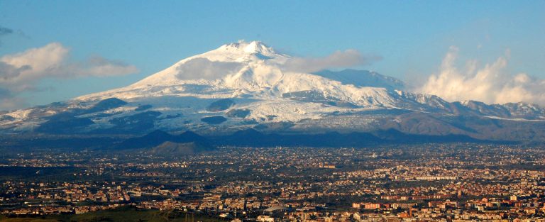 Parcourez l'Italie en camping-car :La ville de Catane et l'Etna enneigé en Sicile