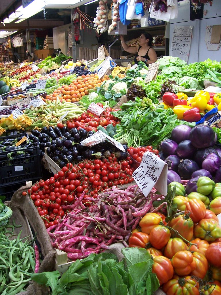 Fruits et légumes du marché pour cuisiner en camping-car