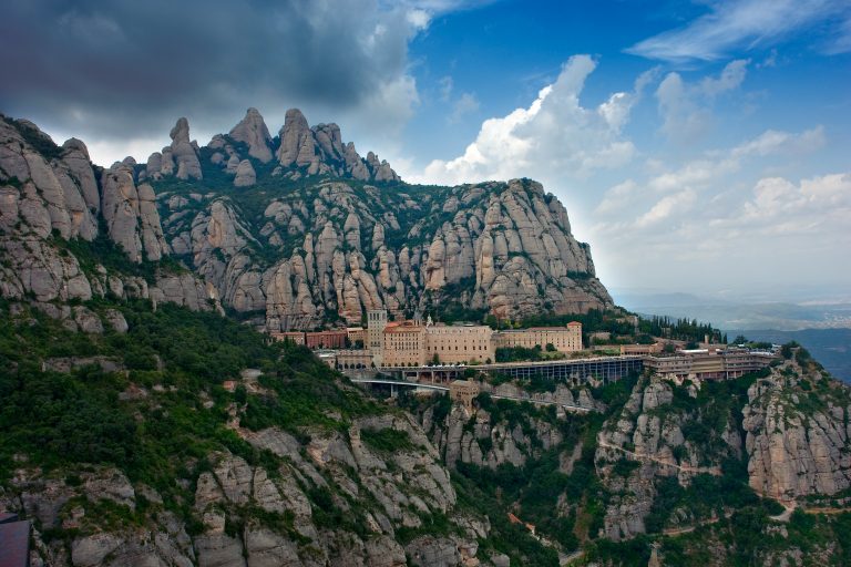 L'abbaye de Montserrat, vue de loin